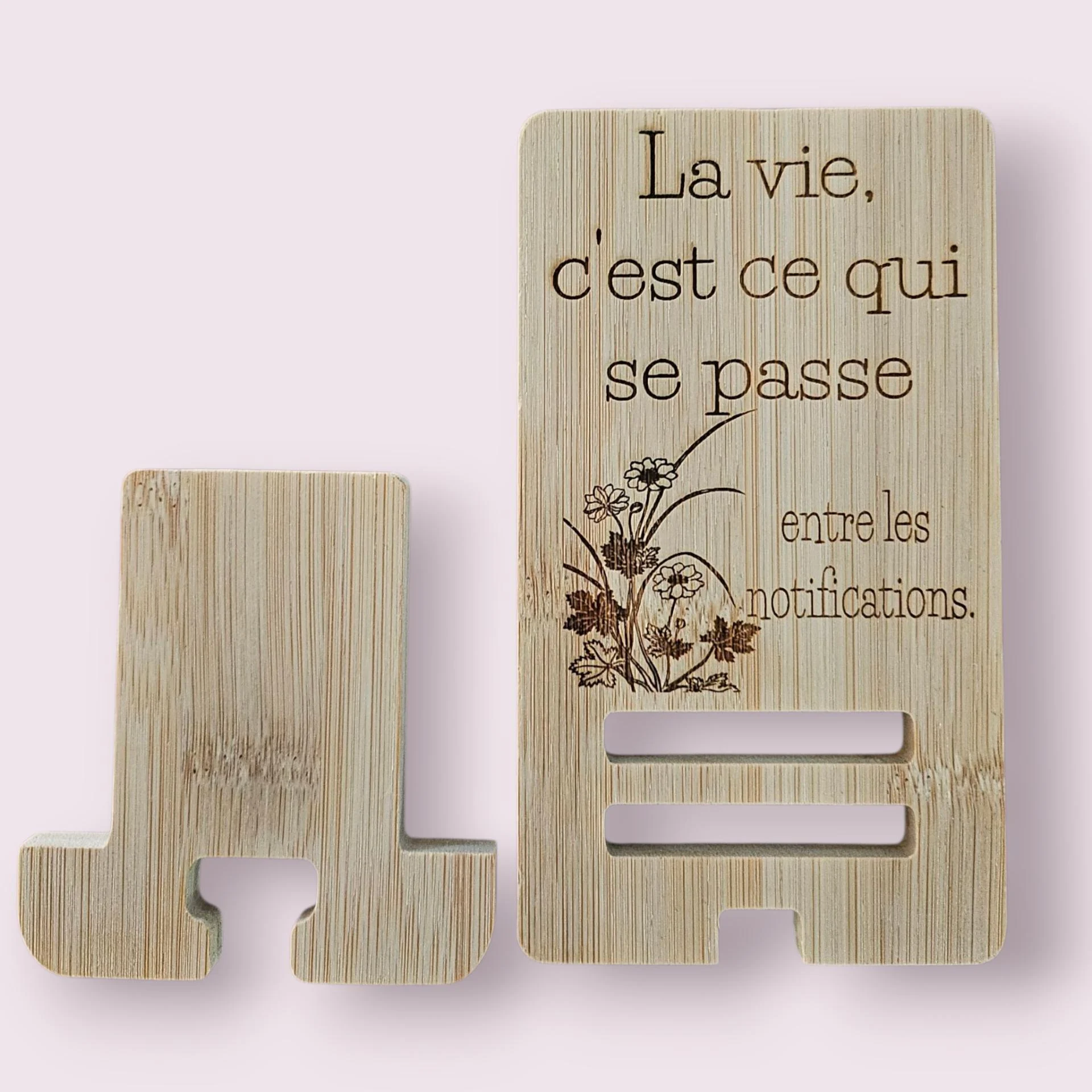 support téléphone en bois gravé